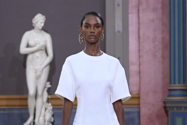 Paris Fashion Week 2023 a bílá jako Valentino