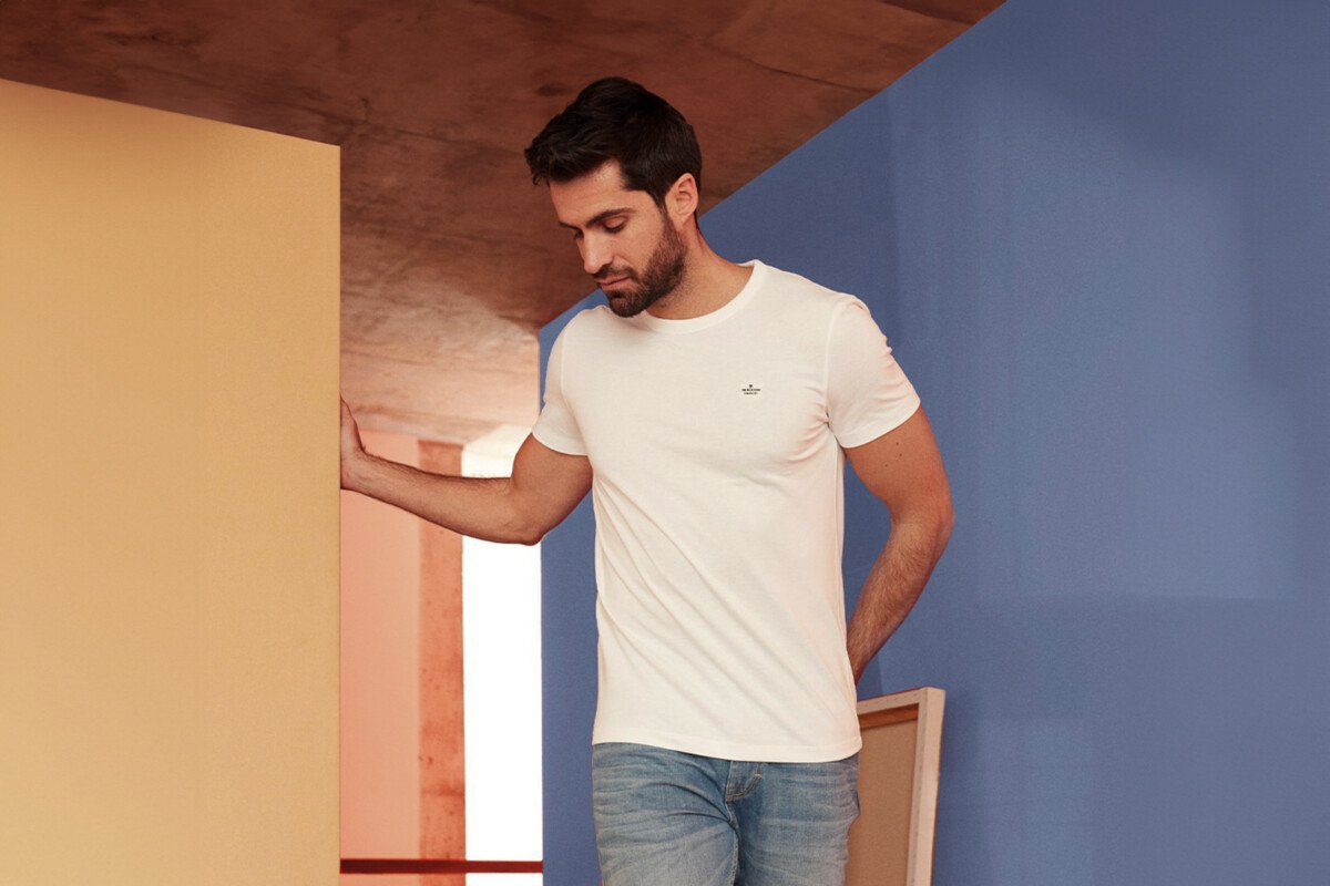 Jak nosit obyčejné bílé tričko neobyčejným způsobem